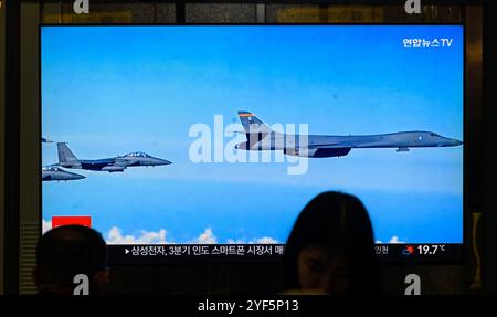 Seoul, Südkorea. November 2024. Eine 24-stündige Yonhapnews TV-Sendung am Bahnhof Yongsan in Seoul zeigt eine Nachrichtensendung mit einem US-Bomber B-1B fliegt an der südkoreanischen F-15K während der kombinierten Bohrungen über die Gewässer östlich der südlichen Jeju-Insel. Südkorea, die Vereinigten Staaten und Japan führten kombinierte Luftübungen mit einem B-1B-Bomber südlich der koreanischen Halbinsel durch, so das südkoreanische Militär. Die trilateralen Übungen fanden über den Gewässern östlich der südkoreanischen Insel Jeju statt, nachdem der Norden am 31. Oktober die neue Hwasong-19-ICBM in die Ostsee abfeuerte. (Kredit-Imag Stockfoto