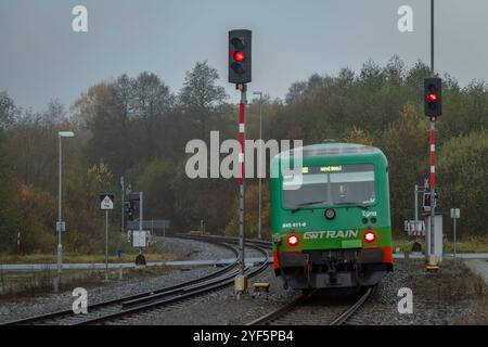 Nebeliger kalter Morgen in der Nähe eines kleinen Bahnhofs in der Nähe des Armeegebiets in Polna na Sumave CZ 10 27 2024 Stockfoto