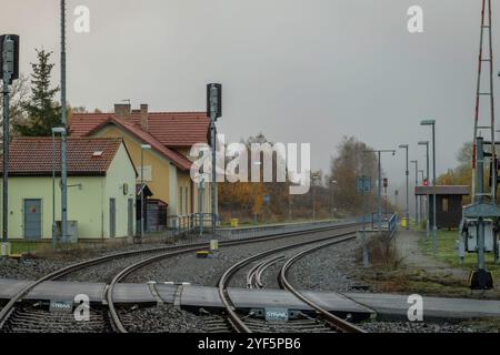 Nebeliger kalter Morgen in der Nähe eines kleinen Bahnhofs in der Nähe des Armeegebiets in Polna na Sumave CZ 10 27 2024 Stockfoto