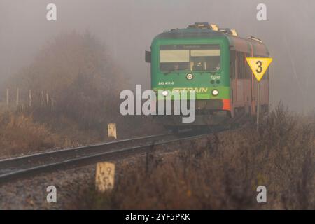 Personenzug in nebeliger Kälte am Morgen in der Nähe des Bahnhofs nahe dem Armeegebiet in Polna na Sumave CZ 10 27 2024 Stockfoto