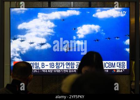 Seoul, Südkorea. November 2024. Eine 24-stündige Yonhapnews TV-Sendung auf dem Yongsan Railway Station in Seoul zeigt eine Nachrichtensendung mit einem US-Bomber B-1B fliegt neben südkoreanischen F-15K, US-F-16 und japanischen F-2 Jagdjets während der kombinierten Übungen über die Gewässer östlich der südlichen Insel Jeju. Südkorea, die Vereinigten Staaten und Japan führten kombinierte Luftübungen mit einem B-1B-Bomber südlich der koreanischen Halbinsel durch, so das südkoreanische Militär. Die trilateralen Übungen fanden über den Gewässern östlich der südkoreanischen Insel Jeju statt, nachdem der Norden die neue Hwasong-19-ICBM in die Insel feuerte Stockfoto