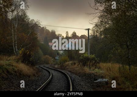 Nebeliger kalter Morgen in der Nähe eines kleinen Bahnhofs in der Nähe des Armeegebiets in Polna na Sumave CZ 10 27 2024 Stockfoto