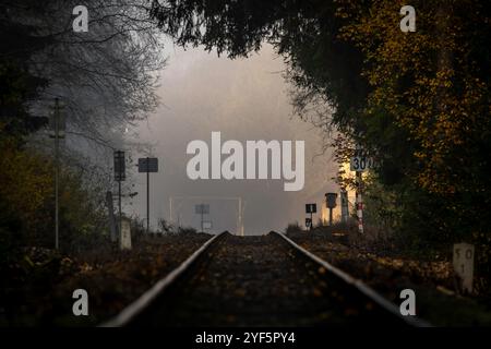 Nebeliger sonniger kalter Morgen in der Nähe eines kleinen Bahnhofs in Polecnice CZ 10 27 2024 Stockfoto