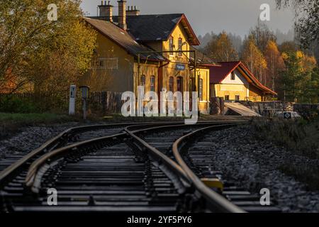 Nebeliger sonniger kalter Morgen in der Nähe eines kleinen Bahnhofs in Polecnice CZ 10 27 2024 Stockfoto