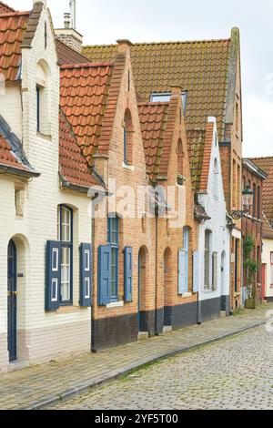 Typische historische Häuser in der Altstadt von Brügge in Belgien abseits der üblichen Touristenattraktionen in einer Seitenstraße Stockfoto