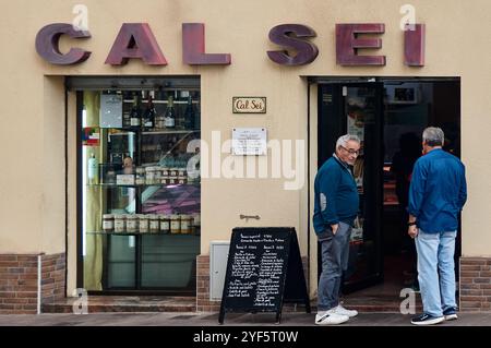 Viladecans. Spanien - 3. November 2024: Zwei Männer stehen vor Cal sei, einem Lebensmittelgeschäft in Viladecans, Barcelona. Die Storefront zeigt Variou an Stockfoto