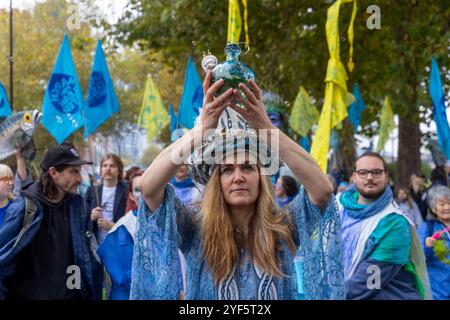 London, Großbritannien. November 2024. Der Umweltschützer Chris Packham schließt sich Hunderten von Menschen, Aktivisten und Wombles an, die nach Whitehall marschieren und fordern, dass die Regierung Maßnahmen ergreift, um das Abwasser zu verbessern, das in die Flüsse und Seen geleitet wird. Sie fordern auch, dass die Wasserunternehmen, wie die Themse Water, zur Verantwortung gezogen werden und keine riesigen Boni mehr an ihre Bosse zahlen. Quelle: Karl Black/Alamy Live News Stockfoto