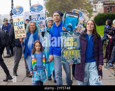 London, Großbritannien. November 2024. Der Umweltschützer Chris Packham schließt sich Hunderten von Menschen, Aktivisten und Wombles an, die nach Whitehall marschieren und fordern, dass die Regierung Maßnahmen ergreift, um das Abwasser zu verbessern, das in die Flüsse und Seen geleitet wird. Sie fordern auch, dass die Wasserunternehmen, wie die Themse Water, zur Verantwortung gezogen werden und keine riesigen Boni mehr an ihre Bosse zahlen. Quelle: Karl Black/Alamy Live News Stockfoto