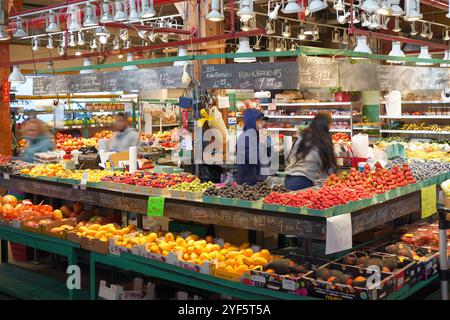 n und um Granville Market, Granville Island, Vancouver, British Columbia, Kanada. Stockfoto