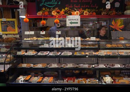 n und um Granville Market, Granville Island, Vancouver, British Columbia, Kanada. Stockfoto