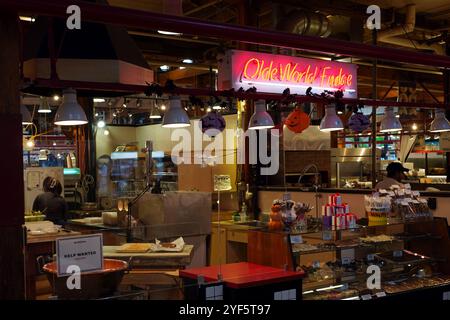 n und um Granville Market, Granville Island, Vancouver, British Columbia, Kanada. Stockfoto