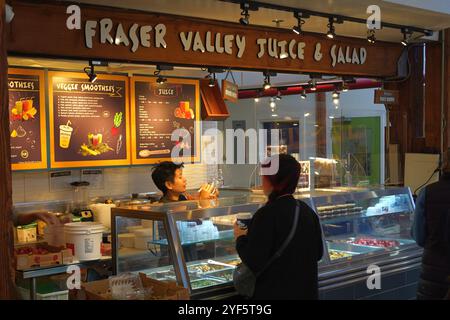 n und um Granville Market, Granville Island, Vancouver, British Columbia, Kanada. Stockfoto