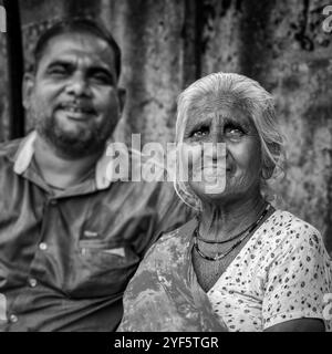 Porträt einer älteren Mutter mit ihrem Sohn Ahmedabad, Gujarat, Indien Stockfoto