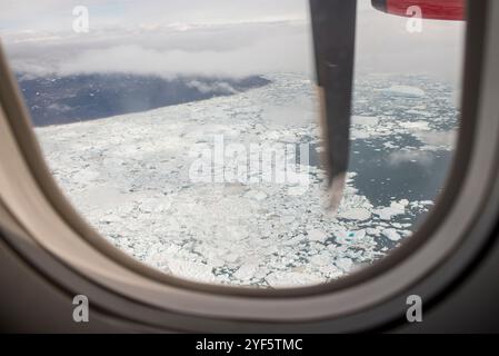 Luftaufnahme von Grönland aus einem Flugzeugfenster Stockfoto