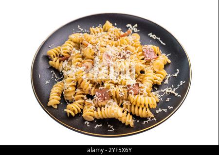 Fusilli Carbonara Nudeln mit knusprigen Speckstückchen und Parmesan auf einem Teller isoliert auf weißem Hintergrund. Stockfoto