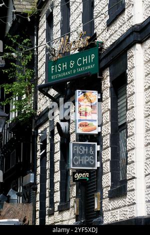 Leeds England: 3. Juni 2024: Nash's Fish and Chip Restaurant Schild vor einem Take-away in einem geschäftigen Stadtgebiet während der Tageslichtstunden Stockfoto