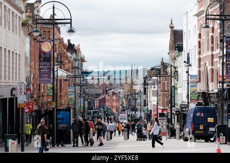 Leeds England: 3. Juni 2024: Briggate Street im Stadtzentrum von Leeds, Haupteinkaufsstraße Stockfoto