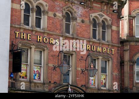 Leeds England: 3. Juni 2024: Außenschild des Horse and Trompet Pub Stockfoto