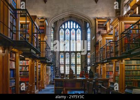 Buntglasfenster und Bücherregale in Lincoln’s Inn Library London, England. Stockfoto