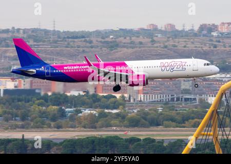 Flughafen Madrid Barajas. Modernes Flugzeug Airbus A321 NEO der Fluggesellschaft Wizz Air Malta Landung. Stockfoto