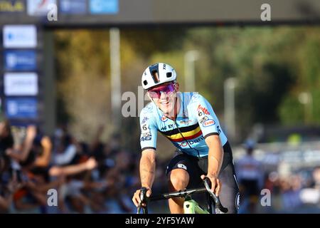 Pontevedra, Spanien. November 2024. Der belgische Thibau Nys feiert den Sieg beim MEN Elite-Rennen bei der Europameisterschaft Cyclocross-Radsport in Pontevedra, Spanien, am Sonntag, den 3. November 2024. BELGA FOTO DAVID PINTENS Credit: Belga News Agency/Alamy Live News Stockfoto