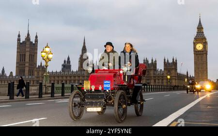 London, Großbritannien. November 2024. Die ersten Veteranenautos überqueren die Westminster Bridge. RM Sotheby's London to Brighton Veteran Car Run 2024, organisiert vom Royal Automobile Club und es ist 120-jähriges Jubiläum des Ladies' Automobile Club - rund 350 Veteranenautos mit vielen Fahrern in historischen Kostümen machen die 60 km lange Reise. Die Fahrzeuge sind meist benzinbetriebene Fahrzeuge, aber einige davon werden mit Dampf angetrieben und einige sehr frühe Elektrofahrzeuge – alle wurden vor 1905 gebaut Stockfoto