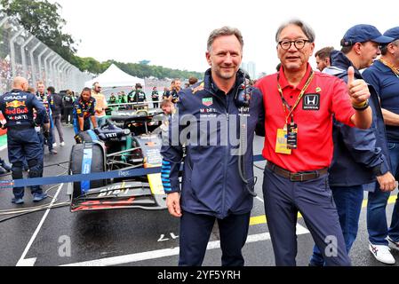 Sao Paulo, Brasilien. November 2024. (L bis R): Christian Horner (GBR) Red Bull Racing Team Principal mit Toshihiro MIBE (JPN) Honda President, CEO und Representative Director am Startplatz. 03.11.2024. Formel-1-Weltmeisterschaft, Rd 21, Großer Preis Brasiliens, Sao Paulo, Brasilien, Wettkampftag. Das Foto sollte lauten: XPB/Alamy Live News. Stockfoto