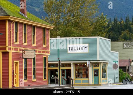 Skagway, Alaska, USA - 23. September 2024: Außenansicht des Klondike Gold Rush Visit Center und des Loom Shops in Skagway, Alaska. Stockfoto