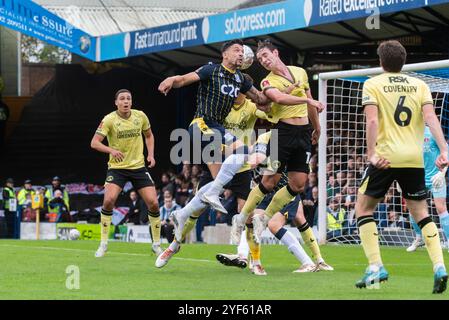 Southend Utd gegen Charlton Athletic in der ersten Runde des FA Cup in Roots Hall, Southend on Sea, Essex, Großbritannien. Spieler, die um Kopfzeilen kämpfen Stockfoto