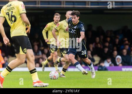 Oliver Coker spielte für Southend Utd gegen Charlton Athletic in der ersten Runde des FA Cups in der Roots Hall, Southend on Sea, Essex, Großbritannien Stockfoto