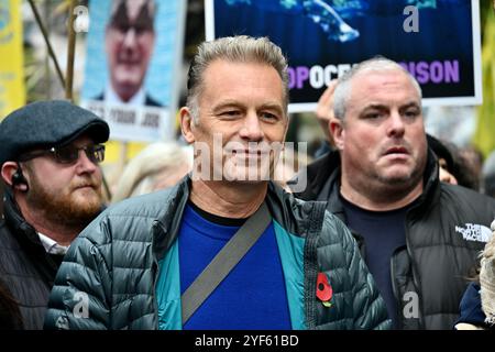 London, Großbritannien. November 2024. Der Naturforscher Chris Packham führte den Marsch für sauberes Wasser vom Albert Embankment zum Parliament Square. Aufruf an die Regierung, auf sauberem Wasser zu bestehen und die Ablagerung von Rohabwasser in unsere Flüsse zu beenden. Quelle: michael melia/Alamy Live News Stockfoto