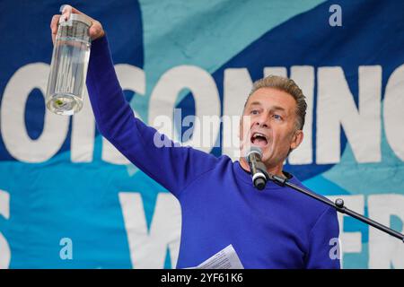 London, Großbritannien. November 2024. Chris Packham, tv-Moderator, Umweltschützer und Tierrechtler, spricht. Der Marsch für sauberes Wasser zielt darauf ab, Probleme im Zusammenhang mit der Verschmutzung und Vergiftung des britischen Wassers, sowohl der Flüsse und Seen als auch der Küstengewässer, aufzuwerfen, um die Tierwelt zu schützen und weitere Umweltschäden zu stoppen. Der marsch und die Festungen auf dem Albert Embankment und endet mit einer Kundgebung auf dem Parliament Square. Quelle: Imageplotter/Alamy Live News Stockfoto