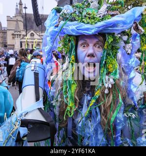 London, Großbritannien. November 2024. Ein Meeresbewohner auf dem marsch für sauberes Wasser zielt darauf ab, Probleme im Zusammenhang mit der Verschmutzung und Vergiftung des bretonischen Wassers, sowohl der Flüsse und Seen als auch der Küstengewässer, aufzuwerfen, um Wildtiere zu schützen und weitere Umweltschäden zu stoppen. Der marsch und die Festungen auf dem Albert Embankment und endet mit einer Kundgebung auf dem Parliament Square. Quelle: Imageplotter/Alamy Live News Stockfoto
