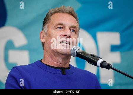 London, Großbritannien. November 2024. Chris Packham, tv-Moderator, Umweltschützer und Tierrechtler, spricht. Der Marsch für sauberes Wasser zielt darauf ab, Probleme im Zusammenhang mit der Verschmutzung und Vergiftung des britischen Wassers, sowohl der Flüsse und Seen als auch der Küstengewässer, aufzuwerfen, um die Tierwelt zu schützen und weitere Umweltschäden zu stoppen. Der marsch und die Festungen auf dem Albert Embankment und endet mit einer Kundgebung auf dem Parliament Square. Quelle: Imageplotter/Alamy Live News Stockfoto