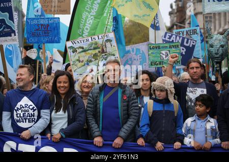 London, England, Großbritannien. November 2024. Der Fernsehcharakter und Umweltaktivist CHRIS PACKHAM schließt sich den Demonstranten hinter einem Banner an der Vorderseite des marsches an. Demonstranten kommen aus verschiedenen Protestgruppen zusammen, um auf die verschmutzten Flüsse und Meere in Großbritannien aufmerksam zu machen. Credit: ZUMA Press, Inc./Alamy Live News Credit: ZUMA Press, Inc./Alamy Live News Stockfoto
