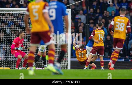 Glasgow, Schottland. Glasgow, Großbritannien. 3. November 2024; Hampden Park, Glasgow, Schottland: Premier Sports Cup Halbfinale Fußball, Motherwell versus Rangers; Andy Halliday von Motherwell schießt und erzielt 1-0 in der 25. Minute Credit: Action Plus Sports Images/Alamy Live News Credit: Action Plus Sports Images/Alamy Live News Credit: Action Plus Sports Images/Alamy Live News Stockfoto