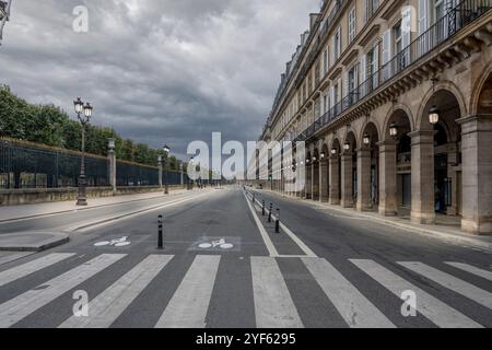 Paris, Frankreich - 11 01 2024: Blick auf die Rivoli-Straße bei Sonnenuntergang mit wenigen Personen Stockfoto