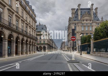 Paris, Frankreich - 11 01 2024: Blick auf die Rivoli-Straße bei Sonnenuntergang mit wenigen Personen Stockfoto