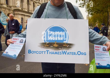 London, Großbritannien. November 2024. Ein Demonstrant ruft zu einem Boykott des Themse-Wassers auf, da Tausende von Menschen an dem Marsch für sauberes Wasser teilnehmen, und fordert die Regierung auf, gegen sauberes Wasser zu handeln und die Ablagerung von Abwasser in britische Gewässer zu beenden. Quelle: Vuk Valcic/Alamy Live News Stockfoto