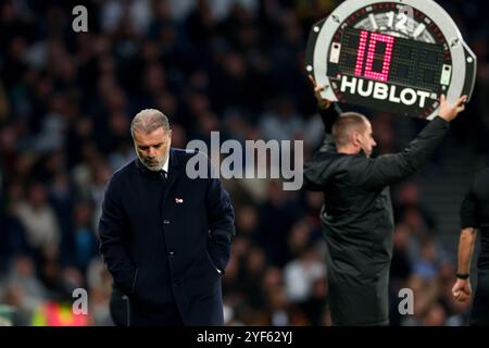 Tottenham Hotspur Stadium, London, Großbritannien. November 2024. Premier League Football, Tottenham Hotspur gegen Aston Villa; Tottenham Hotspur Manager Ange Postecoglou reagiert auf die 10 Minuten Added Time Credit: Action Plus Sports/Alamy Live News Stockfoto