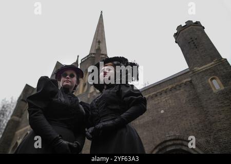 London, Großbritannien. November 2024. Halloween-Treffen der Society of Salome auf dem Abney Park Cemetery. Makellos gekleidete Anhänger der Mode und Kultur der viktorianischen, edwardischen und Art déco-Epoche treffen sich auf dem denkmalgeschützten Arboretum-Friedhof zum Nachmittag. Guy Corbishley/Alamy Live News Stockfoto