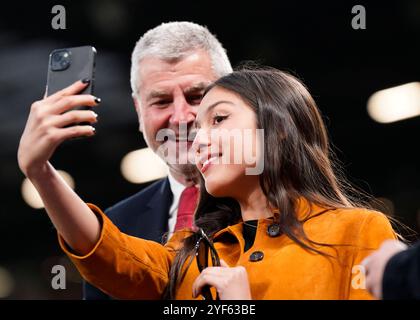 Manchester, Großbritannien. November 2024. Popstar Olivia Rodriguez posiert mit dem ehemaligen Spieler Denis Irwin während des Premier League-Spiels in Old Trafford, Manchester. Der Bildnachweis sollte lauten: Andrew Yates/Sportimage Credit: Sportimage Ltd/Alamy Live News Stockfoto