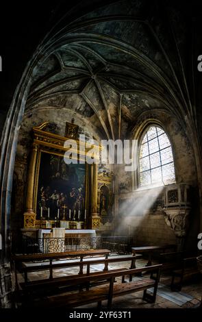 Im Inneren der Primatial Catholic Church Saint-Trophime zeigt das Gemälde über dem Altar die Anbetung der Magien von Louis Finson 1614, Arles, Frankreich. Stockfoto