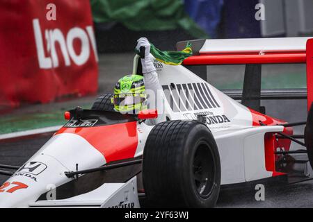 Formel 1, GP Brasilien in Sao Paulo, Lewis Hamilton f?, hrt historisches Rennauto von Ayrton Senna HAMILTON Lewis gbr, fuhr McLaren MP4/5B Action während der Formel 1 Grande Premio de Sao Paulo 2024, 21. Runde der Formel 1 Weltmeisterschaft 2024, WM, Weltmeisterschaft vom 1. Bis 3. November 2024 auf dem Interlagos Circuit, in SAO Paulo, Brasilien - F1 - SAO PAULO GRAND PRIX 2024 241103 7712 Stockfoto
