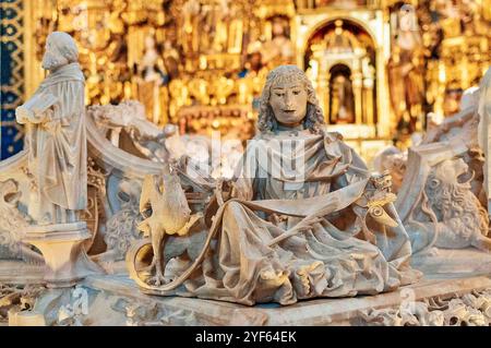 Burgos;Spanien;04232011: Eine detaillierte Skulptur einer sitzenden Figur, möglicherweise eines heiligen, aus Stein. Die Figur hält ein Buch und ist mit Intricat verziert Stockfoto