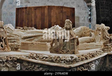 Burgos;Spanien;04232011: Aufwendig geschnitzte Steinskulptur mit religiösen Figuren und Szenen, die vor einer strukturierten Steinmauer steht. Die detaillierte craf Stockfoto