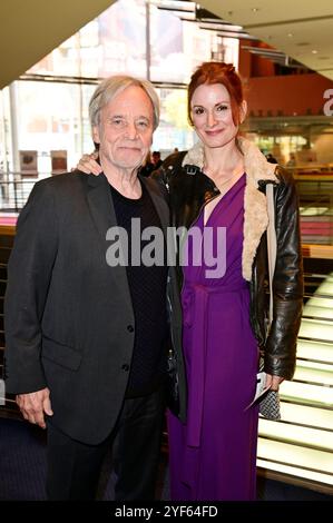 Gerhard Kämpfe und Nadine Schori beim Jubiläumsfest Gekommen, um zu bleiben - 100 Jahre Komödie am Kurfürstendamm in der Komödie am Kurfürstendamm im Theater am Potsdamer Platz. Berlin, 03.11.2024 *** Gerhard Kämpfe und Nadine Schori bei der Jubiläumsfeier Gekommen, um zu bleiben 100 Jahre Komödie am Kurfürstendamm im Theater am Potsdamer Platz Berlin, 03 11 2024 Foto:XF.xKernx/xFuturexImagex komoedie 4140 Stockfoto