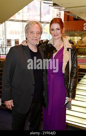 Gerhard Kämpfe und Nadine Schori beim Jubiläumsfest Gekommen, um zu bleiben - 100 Jahre Komödie am Kurfürstendamm in der Komödie am Kurfürstendamm im Theater am Potsdamer Platz. Berlin, 03.11.2024 *** Gerhard Kämpfe und Nadine Schori bei der Jubiläumsfeier Gekommen, um zu bleiben 100 Jahre Komödie am Kurfürstendamm im Theater am Potsdamer Platz Berlin, 03 11 2024 Foto:XF.xKernx/xFuturexImagex komoedie 4141 Stockfoto