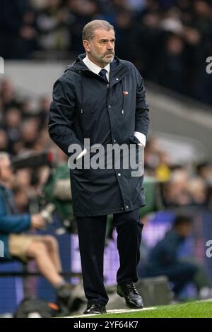 London, Großbritannien. November 2024. Tottenham Hotspur Stadium LONDON, ENGLAND – 03. NOVEMBER: Tottenham Head Coach Ange Postecoglou sieht sich dem Spiel während des Spiels der Premier League 2024/25 in der 10. Matchweek zwischen Tottenham Hotspur FC und Aston Villa FC im Tottenham Hotspur Stadium am 3. November 2024 in London an. (David Horton/SPP) Credit: SPP Sport Press Photo. /Alamy Live News Stockfoto