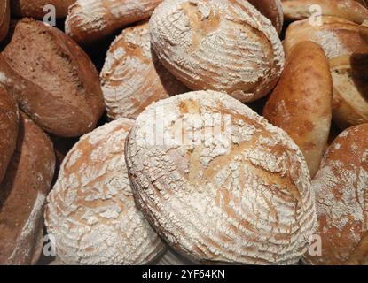 Eine Auswahl an frisch gebackenen Brotloafs auf einer Schaufenster. Nahrungsmittelversorgung und Brotproduktion Stockfoto